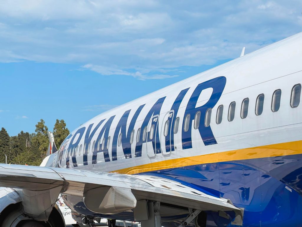 Avión de Ryanair aparcado esperando el embarque de pasajeros.